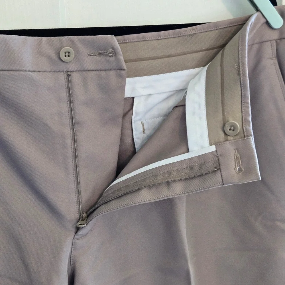 Nike Men's Beige Khaki Pleated Front Golf Shorts Sz. 40 in Inseam 9.5 in Dri Fit